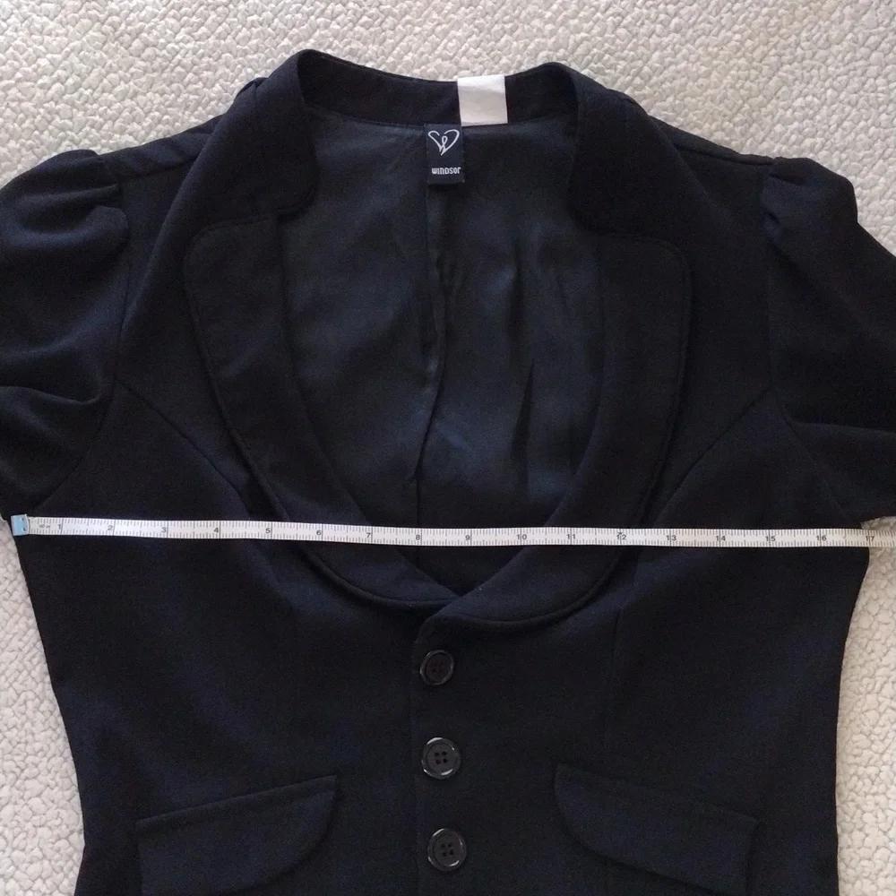 Windsor Cropped Blazer. Size Medium - Picture 3 of 5